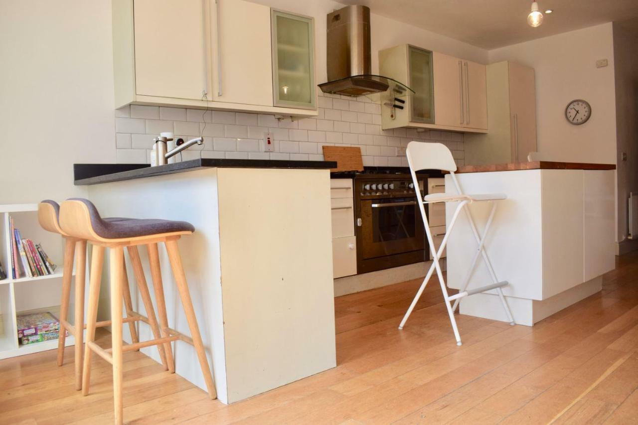 Spacious, Bright & Modern 3 Bedroom Family *