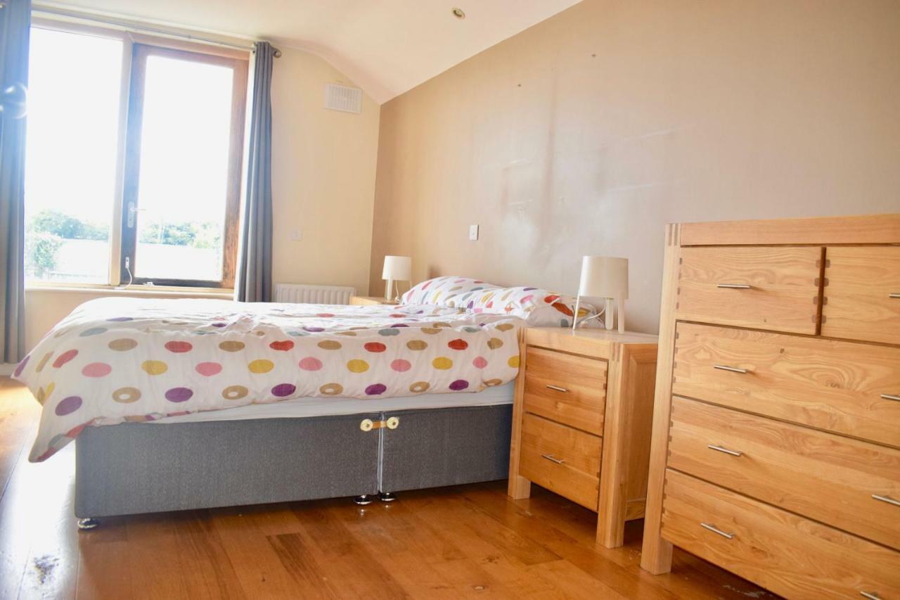 Spacious, Bright & Modern 3 Bedroom Family *