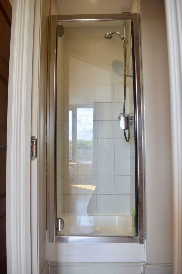 Spacious, Bright & Modern 3 Bedroom Family Holiday home *