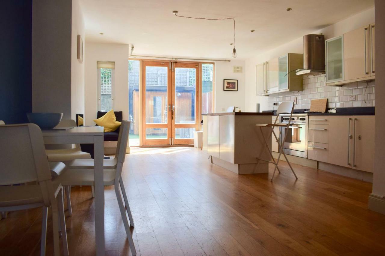 Spacious, Bright & Modern 3 Bedroom Family *
